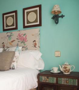 Monzón de Campos康科迪亚拉乡村酒店的一间卧室设有一张床和蓝色的墙壁