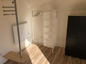 InsjönLoftet的一个空房间,有一个衣柜和一根杆