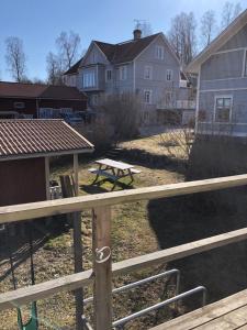 InsjönLoftet的木栅栏,带野餐桌和房屋