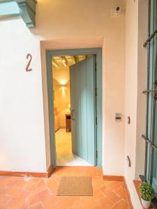 塞维利亚Casas de Sevilla - Apartamentos Vidrio 7的门通往带走廊的房间