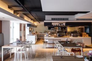 曼谷S15素坤逸飯店的带桌椅的房间和厨房
