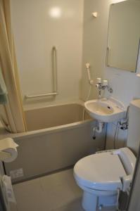 高知洛杉高知酒店的浴室配有卫生间、盥洗盆和浴缸。