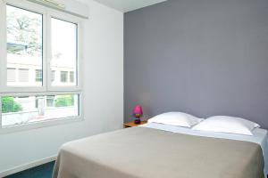 安锡塞祖尔阿菲尔安内西九桥酒店的白色的卧室设有床和窗户