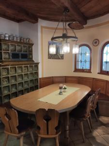 MindelstettenLandgasthof Braun的一间带木桌和椅子的用餐室