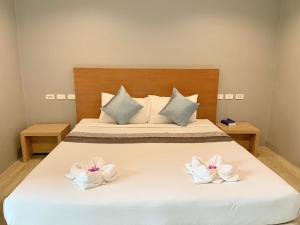 查汶苏梅岛场景俱乐部酒店的卧室配有白色床和2条毛巾