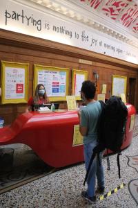 伦敦可林克78旅舍的几个站在售票柜台前的人