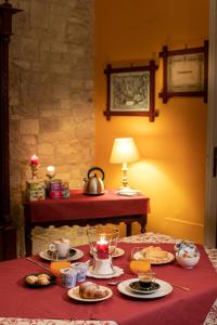 Palo del ColleB&B Savarini的餐桌,带盘子和茶壶
