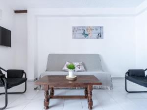 艾姆布里亚布拉瓦Apartment Las Chabolas by Interhome的带沙发和咖啡桌的客厅