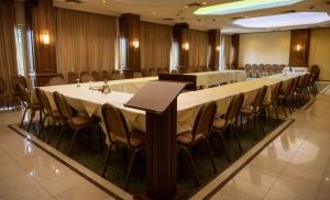 沃洛斯帕克酒店的大型会议室,配有长桌子和椅子