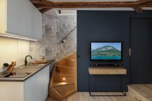 安锡Studio74的厨房设有蓝色墙壁上的电视