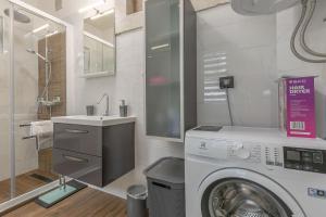 普拉Arena Blue Dream - modern apartment with terrace的一间带洗衣机和水槽的浴室