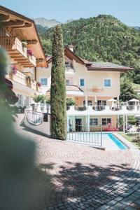 拉古多阿姆索奈可酒店的一座带游泳池和大楼的度假村