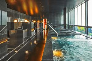 京都Hotel Emion Kyoto的大楼内带水池的浴室