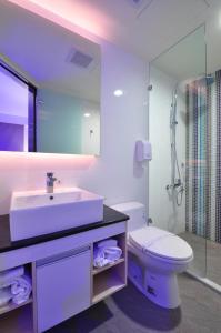 新店安盛商务旅馆的一间带水槽、卫生间和镜子的浴室