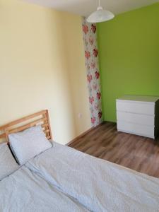 PiliscsévPiliscsévi Vendégház的一间卧室配有一张大床和一个白色梳妆台