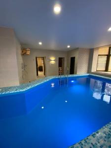 列斯诺伊瓦尔德公园酒店的一座拥有蓝色灯光的游泳池