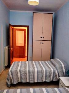 卡斯泰尔菲奥伦蒂诺Agriturismo I due Falcetti的一间卧室配有一张床和一个衣柜及一扇门