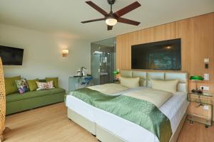 布雷根茨卡尼博登塞酒店的一间卧室配有一张大床和一张沙发