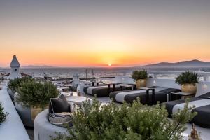 米克诺斯城The TownHouse Mykonos的从酒店的屋顶可欣赏到日落美景