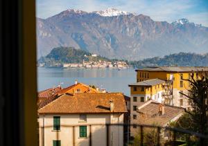 格里安泰卡德纳比亚Griante suites的享有城市、湖泊和山脉的景致。