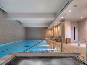 曼彻斯特CitySuites Aparthotel的游泳池,位于酒店客房内