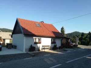 科尔尼鲁格Kuća za odmor "Jasna" (Holiday home "Jasna")的一座白色的小房子,拥有橙色的屋顶