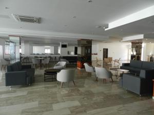 阿依纳帕艾瓦贝拉纳帕公寓的带沙发、椅子和桌子的客厅