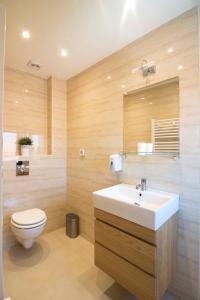 瓦列沃Nana / Sobe & Apartmani的浴室配有白色水槽和卫生间。