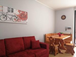 安杰拉La maison de Lidia的客厅配有红色的沙发和桌子