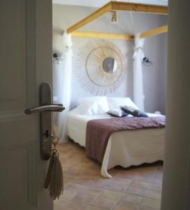 卡尔卡松L’Antre d’Eux的卧室配有一张壁挂镜子的床