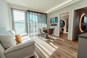 巴多利诺PRADA' Home Eco Suites的客厅配有沙发和桌子
