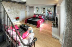 斯普利特里瓦豪华套房酒店的一间卧室设有一张床和一间客厅。