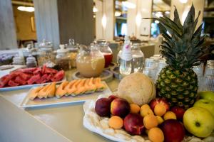 科马诺泰梅卡曼特尼酒店的自助餐,包括桌上的水果和蔬菜
