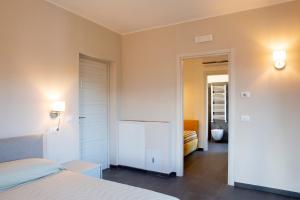 San Demetrio neʼ VestiniResidenza Cappelli - Affittacamere的一间卧室配有一张床,一扇门通往一个房间