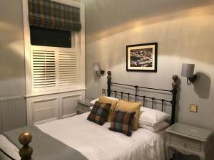 杜伦Victoria inn的一间卧室配有一张带白色床单的床和一扇窗户。