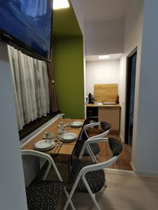 久洛Ambient Deluxe Apartman的一间带桌子和四把椅子的用餐室