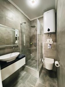 敖德萨Arcadia Luxe SeaView Apartment的带淋浴、盥洗盆和卫生间的浴室