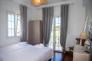 科孚镇VILLA FRETTA的卧室配有白色的床和窗户。