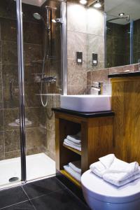 西蒙兹亚特萨拉舍恩斯禾德宾馆的带淋浴、盥洗盆和卫生间的浴室