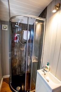 兰德林多德威尔斯Woodpeckers的淋浴位于盥洗盆旁的浴室