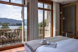 苏黎世La Réserve Eden au Lac Zurich的一间卧室设有一张床和一个大窗户