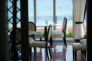 佐世保Hotel Denhaag Huis Ten Bosch的一间带桌椅的海景用餐室