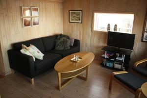 StraumsjøenFrugga Feriehus og leilighet的客厅配有沙发和桌子