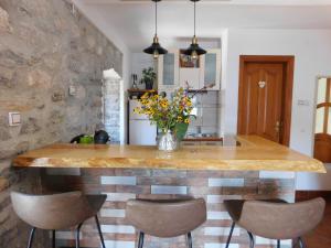 蒂瓦特Apartments Villa Serventi的厨房配有带椅子的大木桌