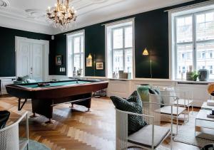 龙斯泰兹卢格思特加德酒店的客厅配有台球桌和椅子
