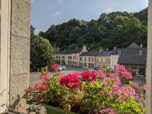 ChaillandChailland Home with a view的从鲜花窗可欣赏到城镇景色