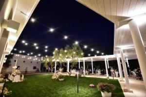 焦维纳佐Hotel Torre Domini的夜间草坪上灯光的户外活动