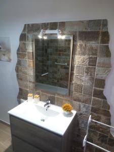 乌尔比诺B&B Marcello & Francesca的一间带水槽和镜子的浴室