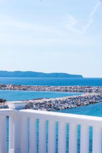 利迈纳里亚Hotel Samaras Beach的从大楼的阳台上可欣赏到海景