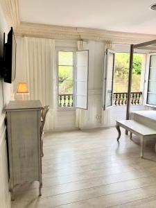 马尔皮卡丰泰弗莱尔酒店的卧室配有床、桌子和窗户。